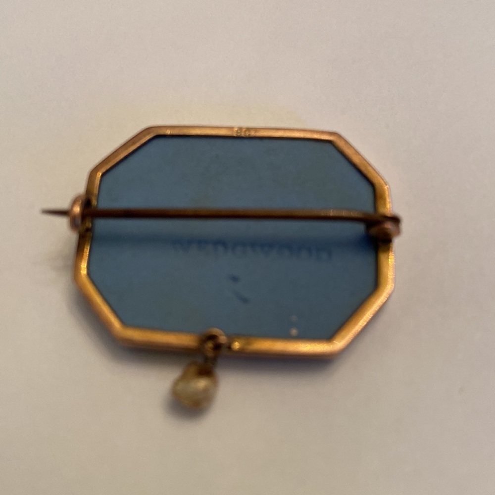 Wedgewood Blue & 9k gold brooch with small freshwater pearl. 3 cherubs & lions. - Picture 3 of 10